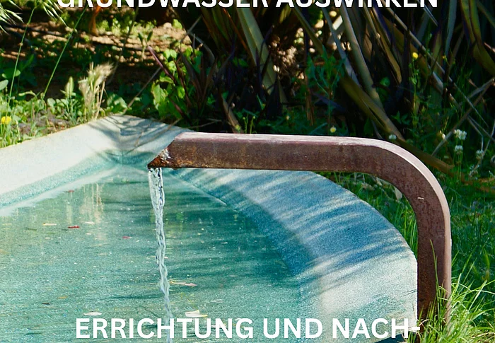 Wasser fließt aus einem Metallrohr in ein Wasserbecken im Garten mit Gras und Pflanzen im Hintergrund