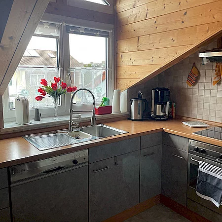 Ferienwohnung Witt, Küche in Dachschäge mit Holzarbeitsplatte und Fenster