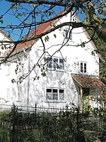 Ferienhaus am Lech, Hausvorderansicht mit großem Baum