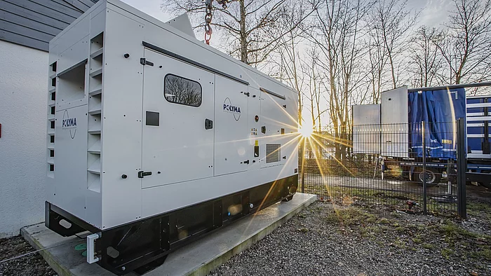 Notstromaggregat Maschine mit Sonnenstrahlen im Sonnenuntergang