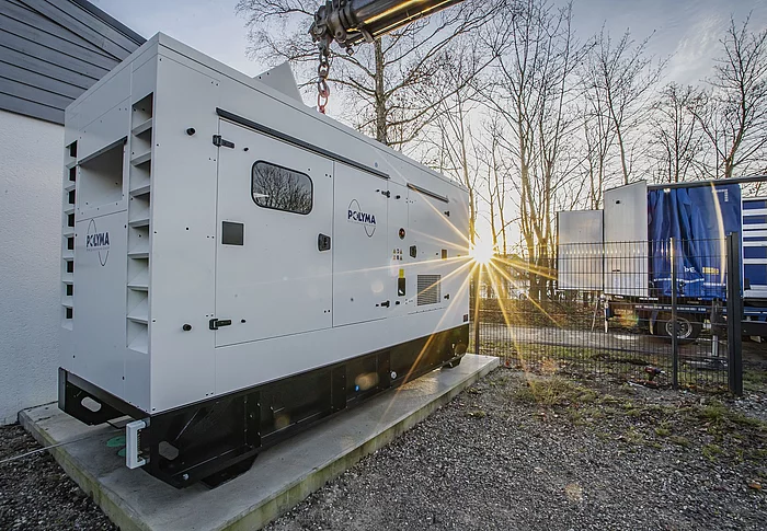 Notstromaggregat Maschine mit Sonnenstrahlen im Sonnenuntergang